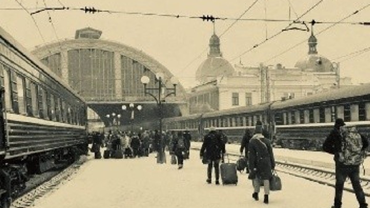 Już nikt z żyjących w Drohobyczu nie może pamiętać Jakuba, ojca Brunona Schulza. Zmarł 22 czerwca 1915 roku, w tym samym roku spłonął dom przy Rynku 12, w którym mieścił się sklep. I pozostaje nam tylko zapisany przez Jerzego Ficowskiego strzęp relacji doktora Kaufmana: Sklep prowadzony był pod firmą "Hariette Schulz" i znajdował się na początku ulicy Mickiewicza tuż obok sklepu jubilerskiego Józefa Hamermana.