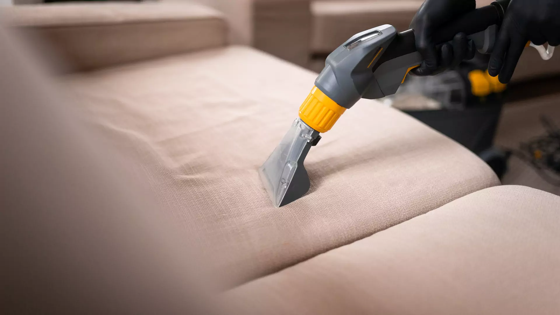 Odkurzacz piorący — wyczyści kanapę, dywan czy tapicerkę w samochodzie