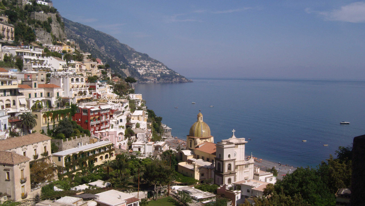 COSTA AMALFITANA - to nazwa drogi we Włoszech (region Campania), wiodącej z Sorrento przez Amalfi do Salerno. Moim zdaniem jest to jedno z najbardziej uroczych miejsc w Europie, gdzie możemy zobaczyć jak Apeniny stromo zanurzają się w morzu Tyreńskim.