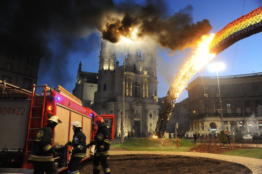 Tęcza podpalona podczas Marszu Niepodległości