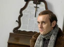 Porównanie Popiełuszki do Bonda to przesada