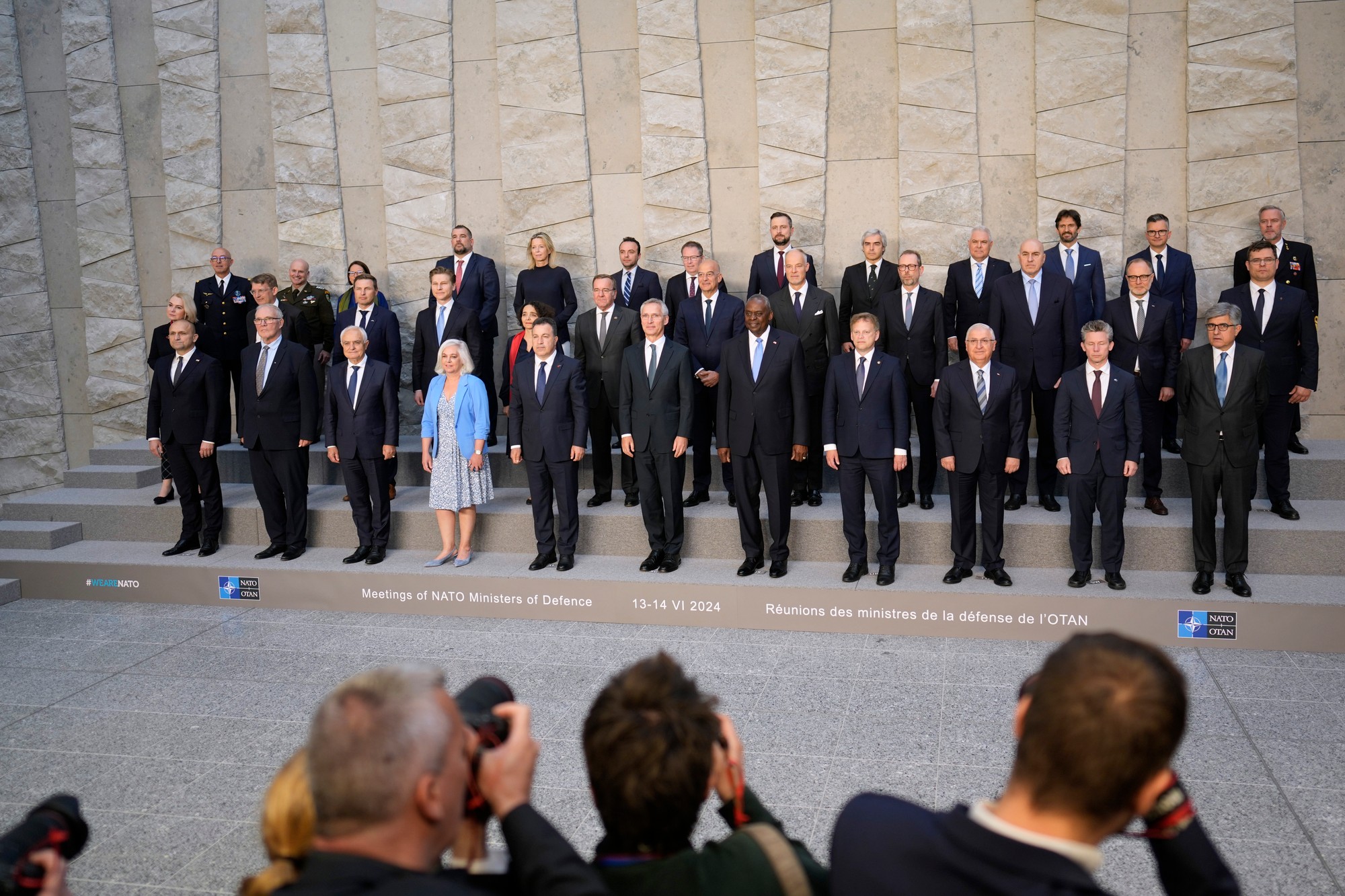 Slovenský minister obrany Robert Kaliňák (horný rad tretí sprava) s ďalšími ministrami obrany krajín NATO.