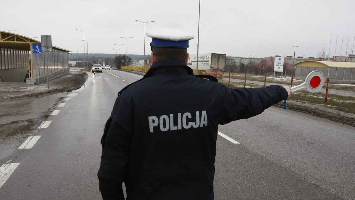 "Polska Dziennik Bałtycki": Na pomorskich drogach jeździ bardzo wiele przeładowanych pojazdów. Wczoraj i dzisiaj jednak uważano. Dziś na drodze z Pruszcza Gdańskiego do Gdańska były kontrolowane busy. Akcja została rozpoczęta rano, ponieważ o tej porze dnia na gdańskie budowy i do firm zjeżdżają pracownicy. Często stłoczeni w samochodach do tego nieprzystosowanych. Kontrolowane są także busy i autobusy firm zarobkowo przewożących pasażerów.