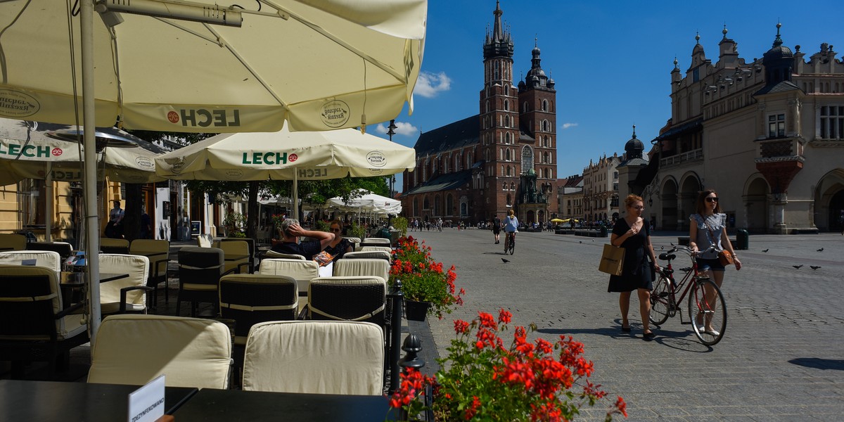 Obniżki czynszów przez władze miast i ogródki za grosz nie pomogły restauratorom. Proszą o czasową obniżkę VAT-u na usługi gastronomiczne.