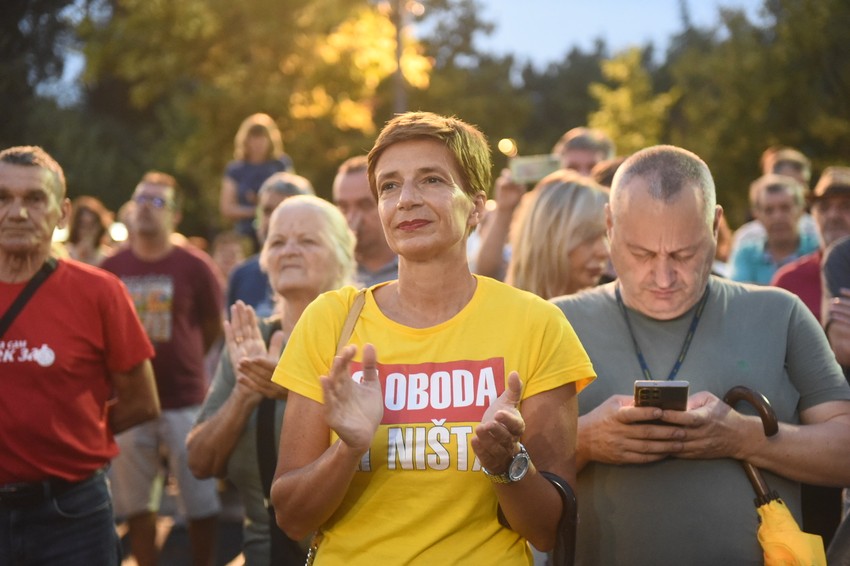 Okupljanje ispred Skupštine Srbije