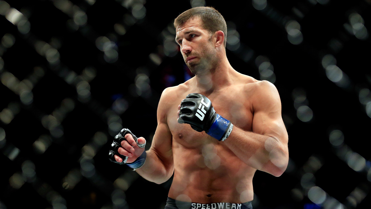 Luke Rockhold, amerykański zawodnik MMA, postanowił przetestować swój nowy telefony iPhone 6 i iPhone 6s. Do testów użył swojej siły.