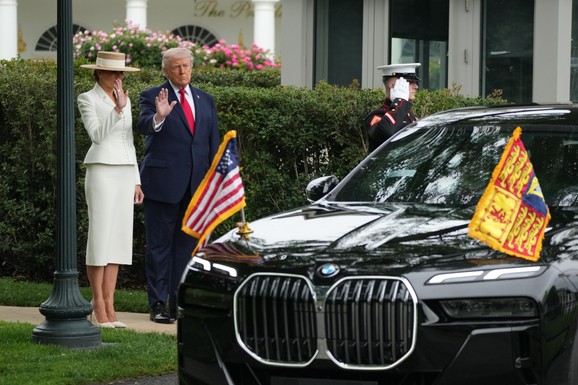 (FOTO) Tramp i Melanija razmenili SKUPOCENE POKLONE s britanskom kraljevskom porodicom: Jedan je prilično POSEBAN