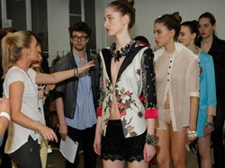 Damskie wariacje na temat męskich strojów: debiutancka kolekcja fraków Kai Śródki