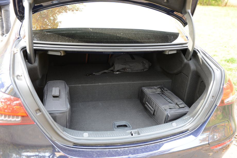Mercedes E 300e ma bagażnik ograniczony przez baterie i torby z kablami do ładowania. Objętość przestrzeni na pakunki to tylko 370 litrów. Niewiele, jak na auto tej klasy.