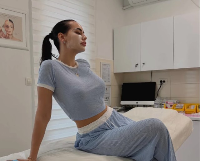 Katarina Grujić u salonu za ulepšavanje