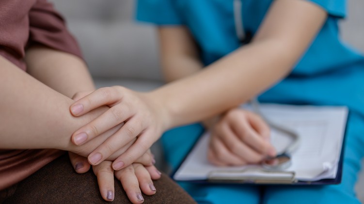 A túlsúly és elhízás gyakorisága mindkét nemnél nő az életkorral: a 18–34 éves korú férfiak 41%-ának magasabb a testtömegindexe 25-nél, a 65 feletti korcsoportban pedig ez az arány már 76%. A fiatal nőknél a túlsúly és elhízás együttes előfordulása 30%, időskorra ez az arány 83%-ra nő.