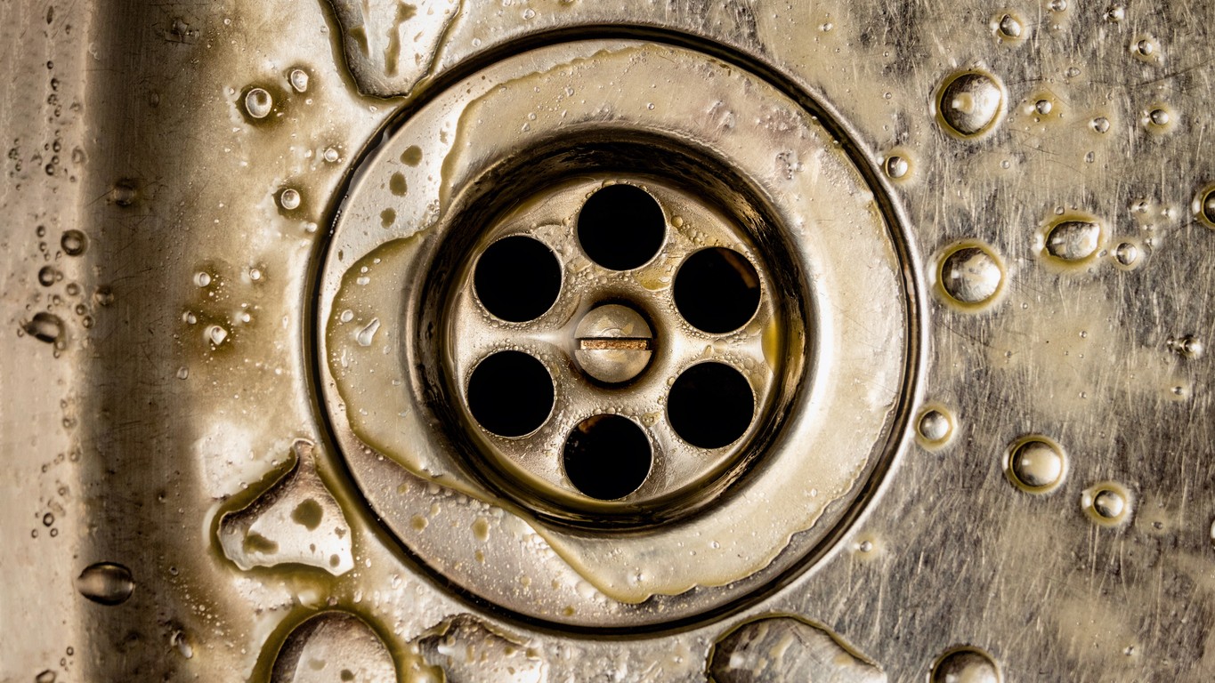 Tuk v potrubí funguje podobne ako cholesterol v ľudských cievach, postupne sa usadzuje na stenách a zužuje prietok, až kým odpad úplne nezablokuje.