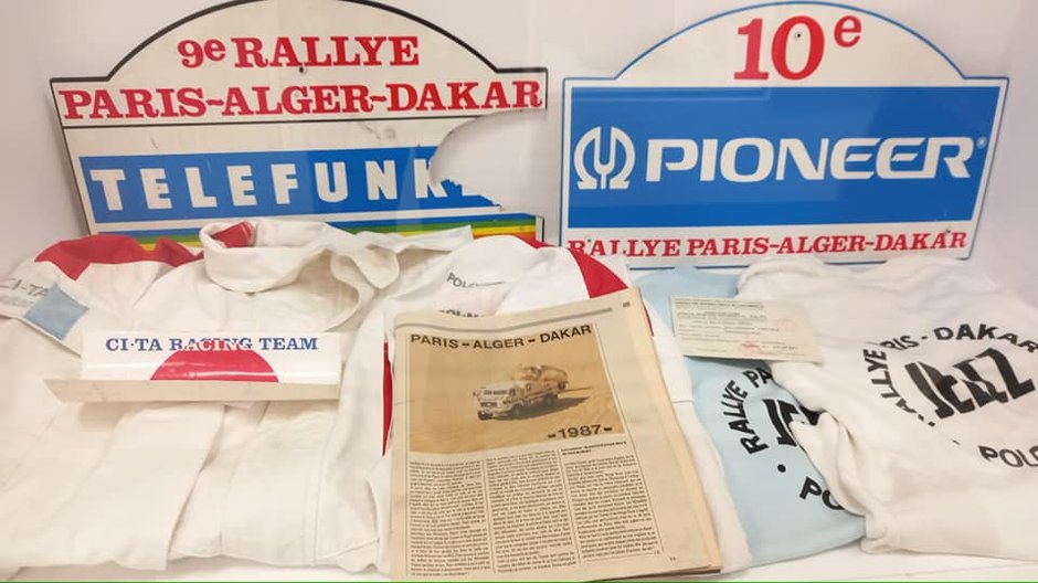 Rajdowe tablice i pamiątki po rajdzie Paryż - Dakar