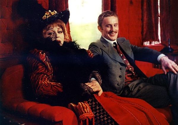 Kalina Jędrusik jako Lucy Zuckerowa w 'Ziemi obiecanej'