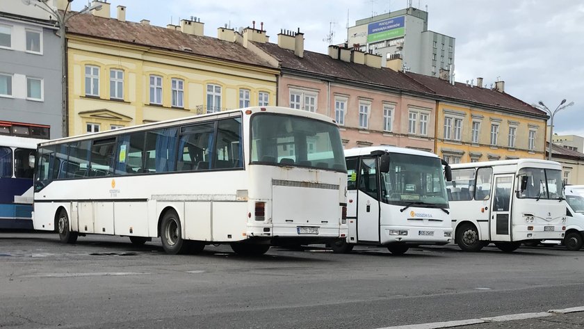 Nowe wozy warte miliony niszczeją w rzeszowskiej bazie PKS 