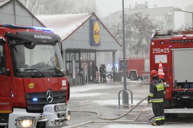 Dogaszanie pożaru części magazynowej sklepu Lidl w Warszawie przy ul. Kasprowicza