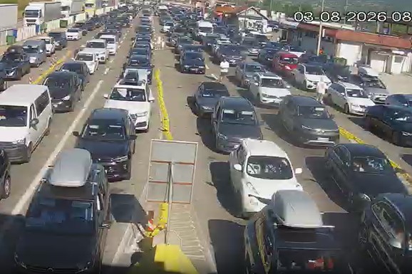 (FOTO) NEVIĐENE GUŽVE NA GRANICAMA SRBIJE! Na ova dva prelaza čeka se najviše, nervoza raste: Hitno se oglasio i AMSS
