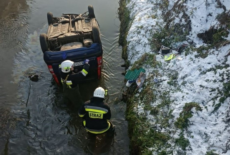 Fiat Panda przebił barierę i dachował w rzece