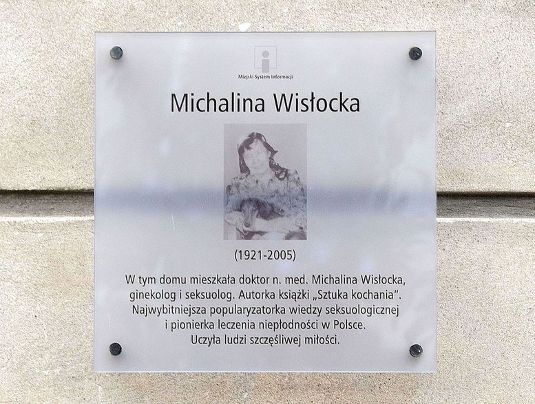 Tablica upamiętniająca Michalinę Wisłocką, znajdująca się na kamienicy przy ul. Piekarskiej 5 w Warszawie, gdzie wiele lat mieszkała seksuolożka, fot. Adrian Grycuk, licencja CC BY-SA 3.0