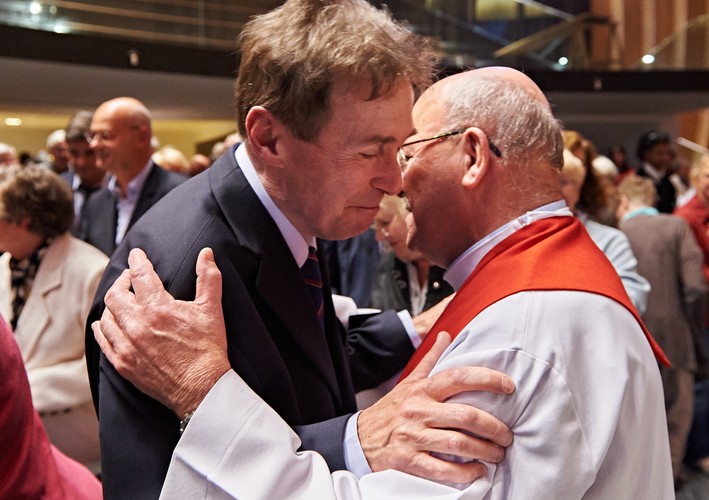 Uzdrowiony za wstawiennictwem bł. ks. Jerzego Popiełuszki Francuz Francois Audelan oraz udzielający mu podczas choroby sakrament chorych ks. Bernard Brien