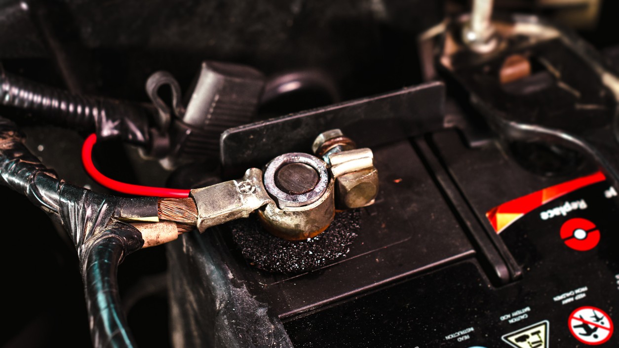 Neúspešný štart vozidla často spôsobuje banálna oxidácia kontaktov batérie alebo vybitý kľúč. Vodiči by mali pred privolaním odťahovky skontrolovať základné technické detaily. 