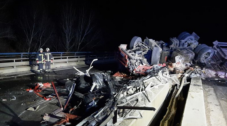 Egy tehergépkocsi borult fel Hejőkürt közelében, a sofőr a helyszínen elhunyt / Fotó: police.hu