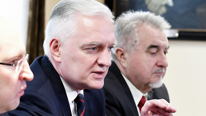 Wicepremier Jarosław Gowin oświadczył, że okrągły stół w sprawie oświaty może odbyć się w przyszły piątek. Dodał jednak, że o tym zdecyduje premier.