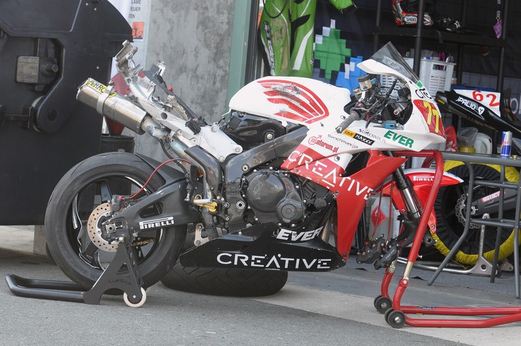 Podczas treningu Rafał Herman rozbił swoją maszynę i musiał wycofać się ze startu