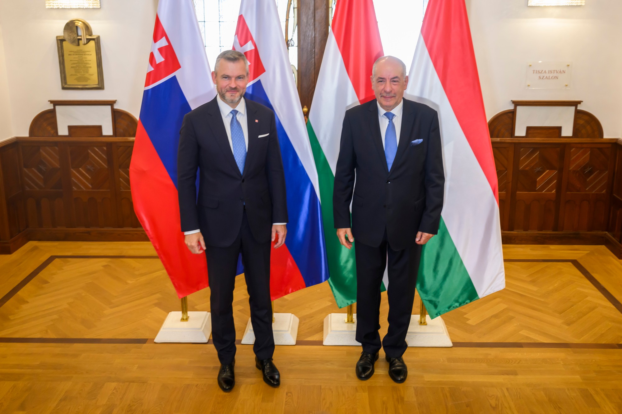 Slovenský prezident Peter Pellegrini a maďarský prezident Tamás Sulyok.