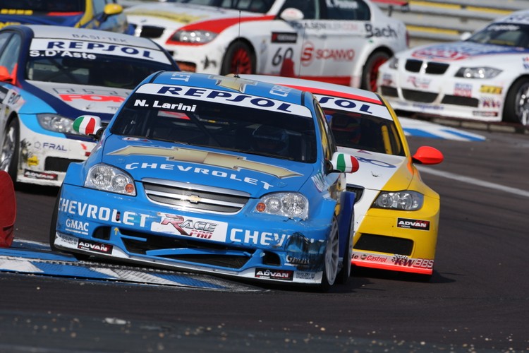Podium uzupełnił jeszcze jeden kierowca Chevroleta - Alain Menu