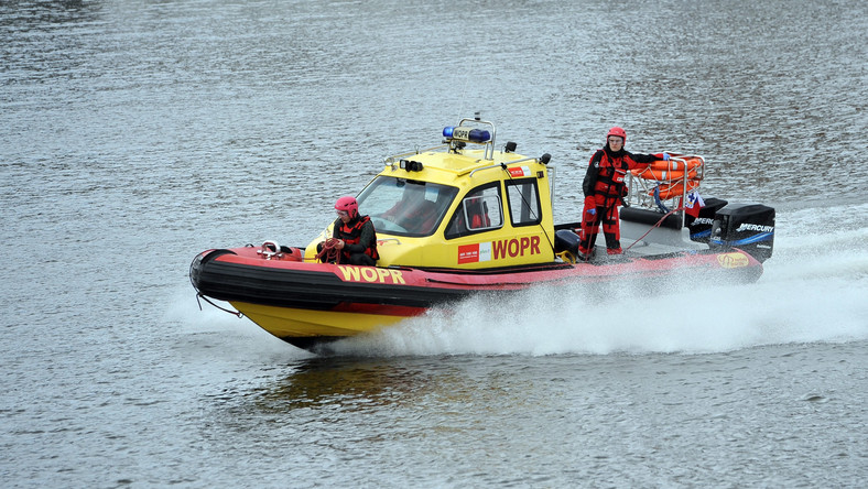 Poranna akcja w Głębinowie nad Jeziorem Nyskim. Strażacy i ratownicy WOPR musieli wyciągać zatopioną dużą motorówkę.