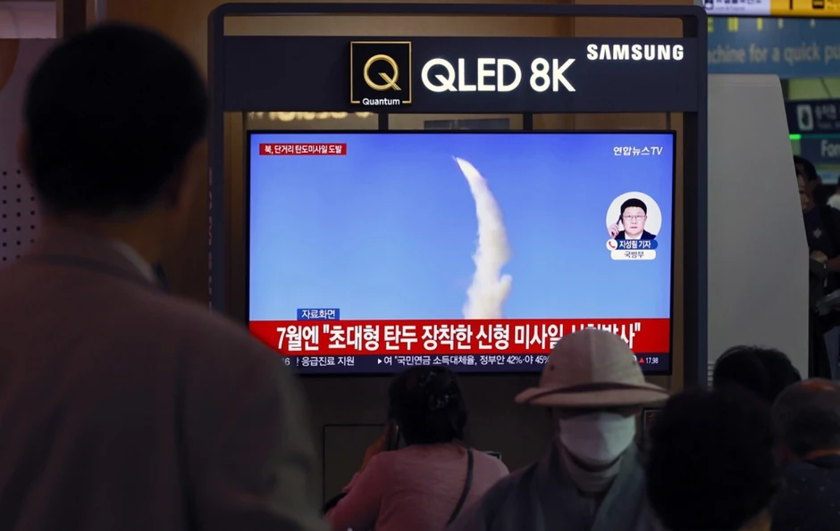 Ljudi gledaju lansiranje severnokorejskih balističkih projektila na stanici u Seulu 12. septembra