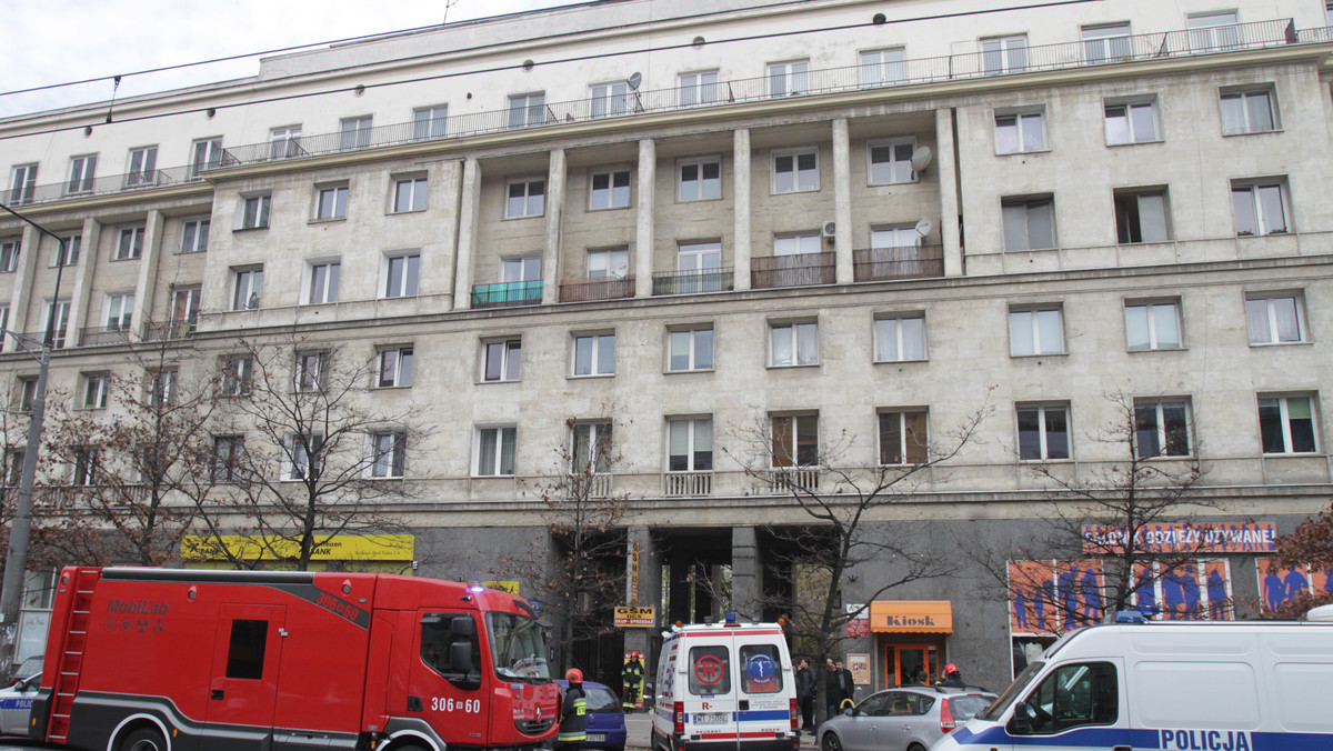 W jednym z mieszkań w centrum Warszawy doszło do eksplozji. Rannych zostało dwóch policjantów i mężczyzna, który przebywał w mieszkaniu - poinformowała TVN24.