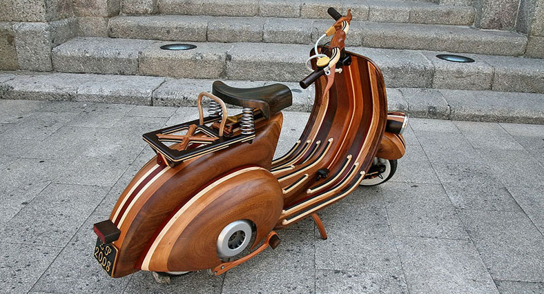 Vespa: drewniany skuter, który jeździ.