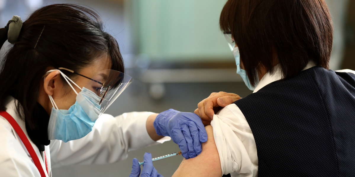 Akcja szczepień w Japonii przebiega znacznie wolniej niż w większości rozwiniętych państw. Co najmniej jedną dawkę otrzymało niecałe 3 proc. mieszkańców kraju.