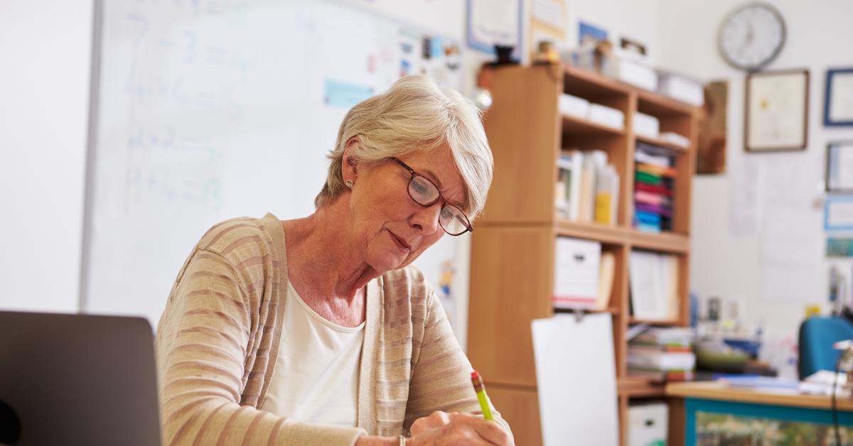 Wiek i staż pracy jako kryteria świadczenia kompensacyjnego dla nauczycieli. Od kiedy nauczyciel może ubiegać się o świadczenie kompensacyjne?