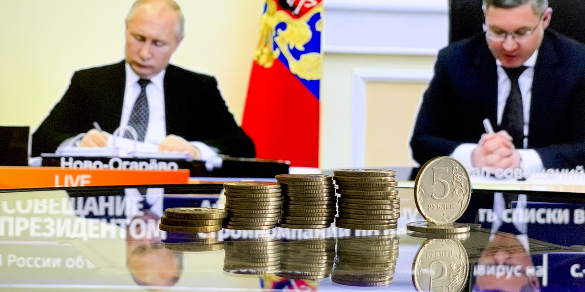 Władimir Putin próbuje wzmocnić rubla, wymuszając płacenie nim za gaz