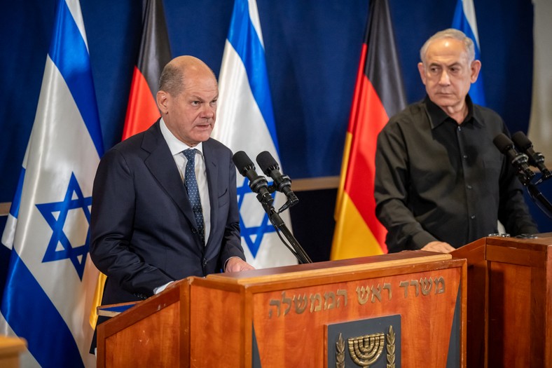 Olaf Scholz (lewa) i Benjamin Netanjahu, Tel-Aviv, Izrael, 17 października 2023 r.