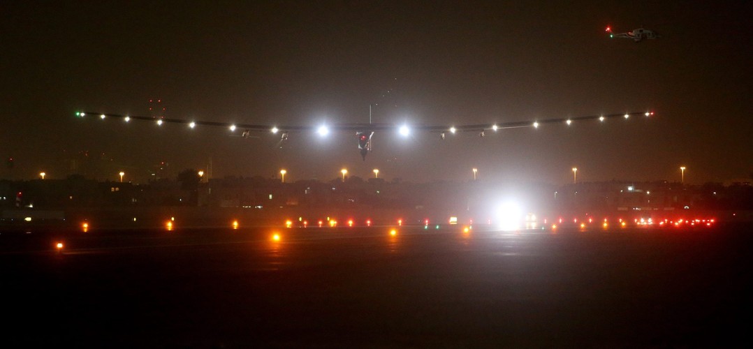 Lądowanie Solar Impulse 2 na lotnisku w stolicy Zjednoczonych Emiratów Arabskich, Abu Zabi.