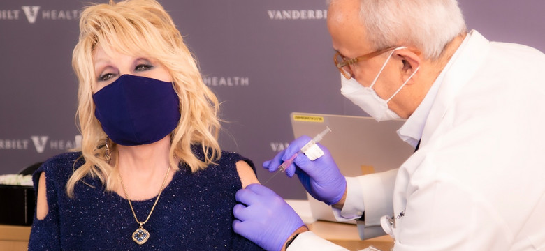 Dolly Parton przyjęła pierwszą dawkę szczepionki przeciw COVID-19, którą pomogła sfinansować