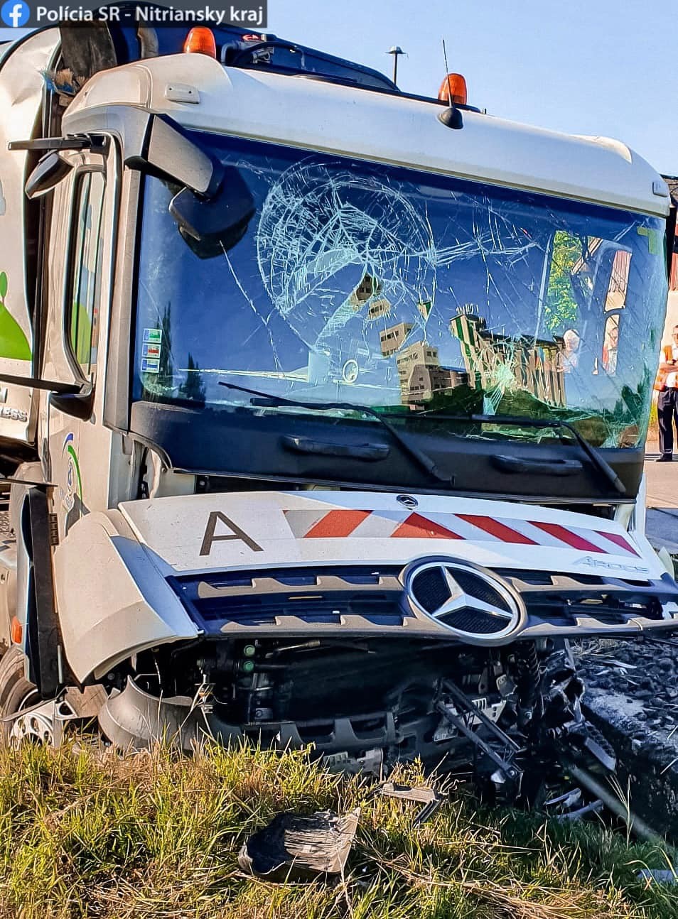 PRI ZRÁŽKE NÁKLADNÉHO AUTA A OSOBNÉHO VLAKU V IVANKE PRI NITRE SA ZRANILI TRI OSOBY.