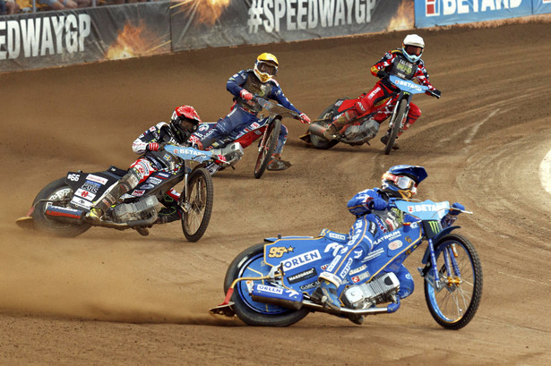 Szwed Fredrik Lindgren (kask czerwony), Bartosz Zmarzlik z Polski (niebieski), Rosjanin Emil Sajfutdinow (żółty) i Max Fricke z Australii (biały) podczas zawodów żużlowych o Grand Prix Polski na torze we Wrocławiu