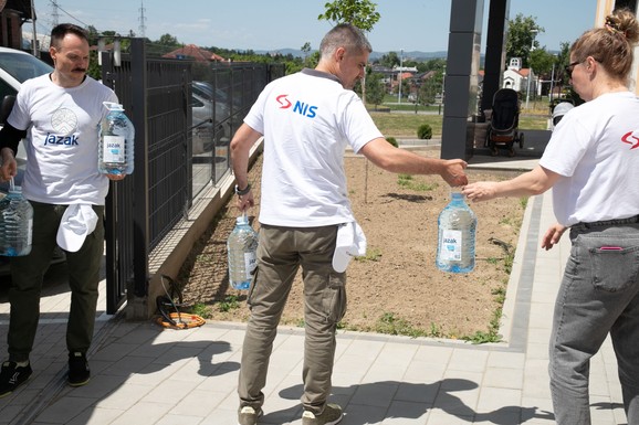 VOLONTERI NIS-A U PODRŠCI OPŠTINAMA NA ZAPADU SRBIJE Kompanija NIS poklonila pijaću vodu „Jazak“ Čačku i okolnim gradovima