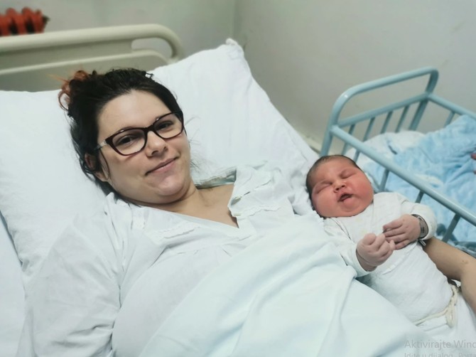 Mama heroj Suzana Kučina sa sinom Pavlom