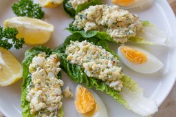 na śniadanie i na kolację. ta klasyczna pasta jajeczna królowała w prl, zachwyca i teraz