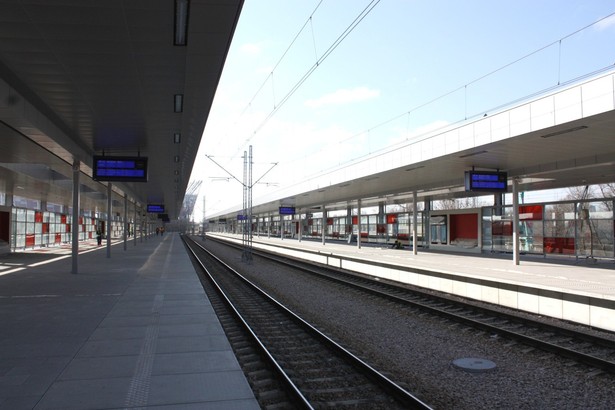 Obiekt Warszawa Stadion został gruntownie przebudowany – wyposażono go w nowe wiaty zakrywające w całości perony.