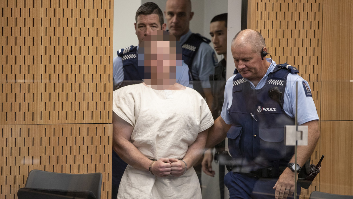 Terrorysta, który wziął na siebie odpowiedzialność za ataki na dwa meczety w Christchurch na wschodzie Nowej Zelandii, w których zginęło 49 osób, a 48 zostało rannych, został postawiony przed sądem, gdzie usłyszał zarzut morderstwa - poinformowała AFP.
