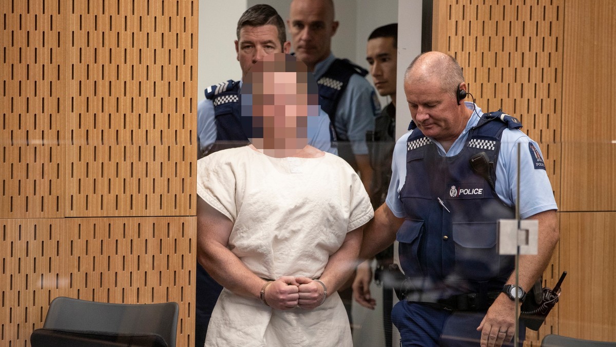 Terrorysta, który wziął na siebie odpowiedzialność za ataki na dwa meczety w Christchurch na wschodzie Nowej Zelandii, w których zginęło 49 osób, a 48 zostało rannych, został postawiony przed sądem, gdzie usłyszał zarzut morderstwa - poinformowała AFP.