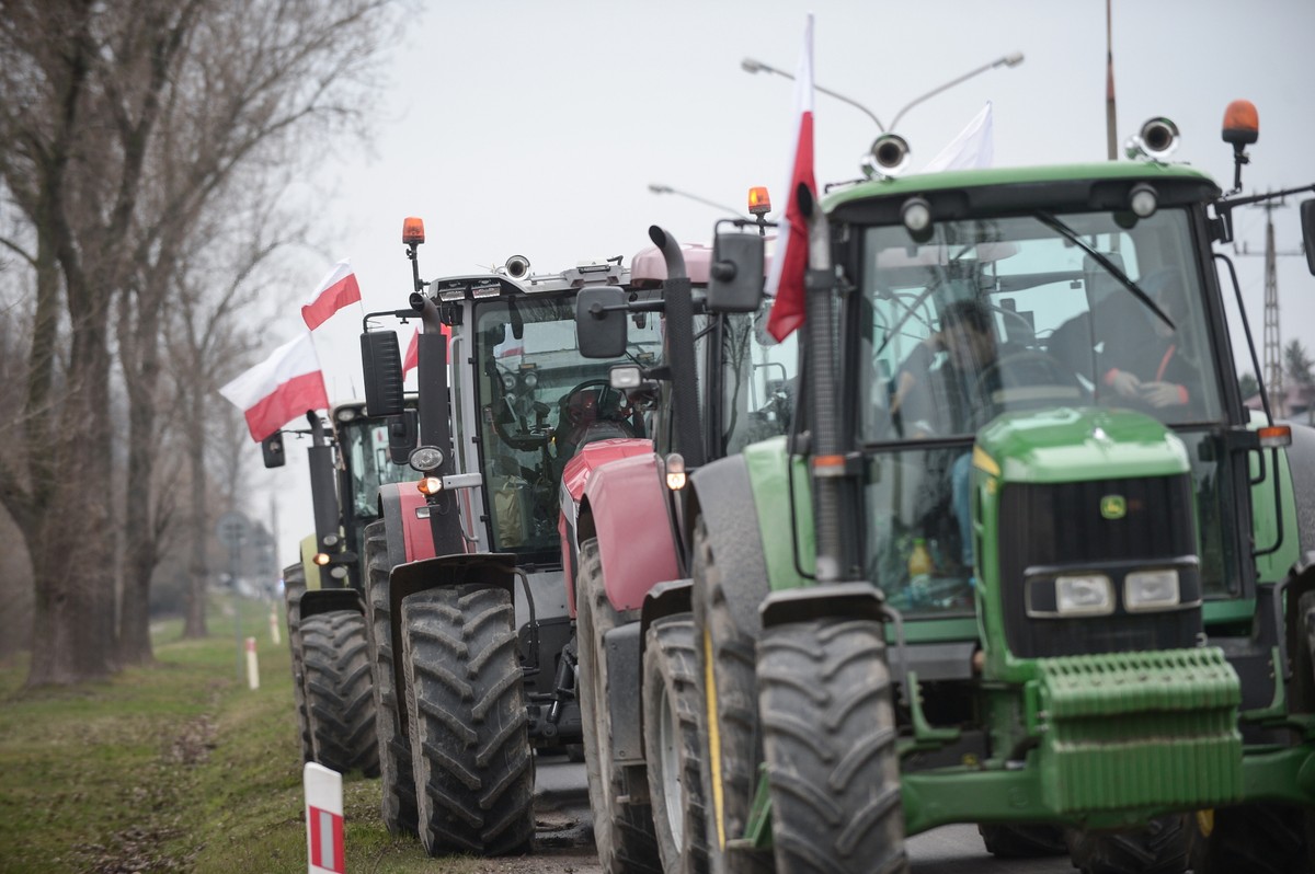 Marki, 06.03.2024. Rolnicy w okolicy skrzyżowania dróg DW629 i S8 w Markach pod Warszawą, 6 bm. Trwają protesty rolnicze w całym kraju. Ich powodem jest m.in. niedawna decyzja Komisji Europejskiej o przedłużeniu bezcłowego handlu z Ukrainą do 2025 roku, a także sprzeciw wobec prowadzonej przez Unię Europejską polityce Zielonego Ładu. (amb) PAP/Marcin Obara