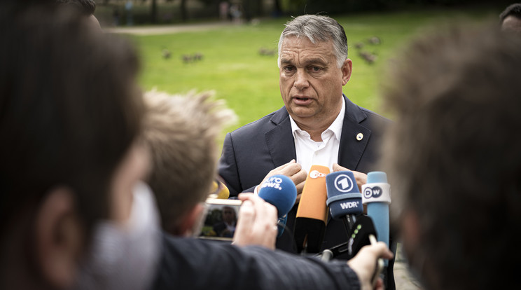 A Miniszterelnöki Sajtóiroda által közreadott képen Orbán Viktor kormányfő brüsszeli újságíróknak nyilatkozik az Európai Unió csúcstalálkozójának harmadik napján a Leopold parkban 2020. július 19-én. / Fotó: MTI/Miniszterelnöki Sajtóiroda/Benko Vivien Cher